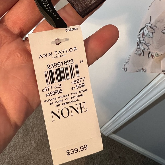 NWT Ann Taylor Factory Lovely Floral Lightweight Scarf 🌸 - Picture 2 of 5